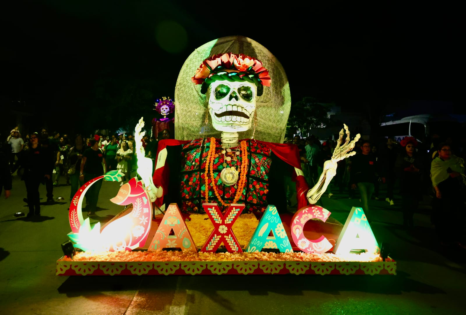 Celebra Oaxaca al máximo la Segunda Magna Comparsa en el Día de Muertos
