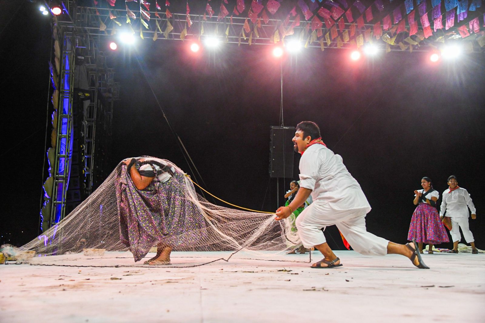 Las tradiciones de la Costa oaxaqueña visten de alegría y color la playa Zicatela con la Guelaguetza del Mar