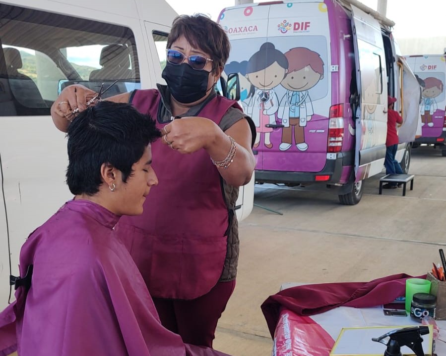 Caravana de Unidades de Cuidados DIF visita 22 municipios de la Sierra Sur