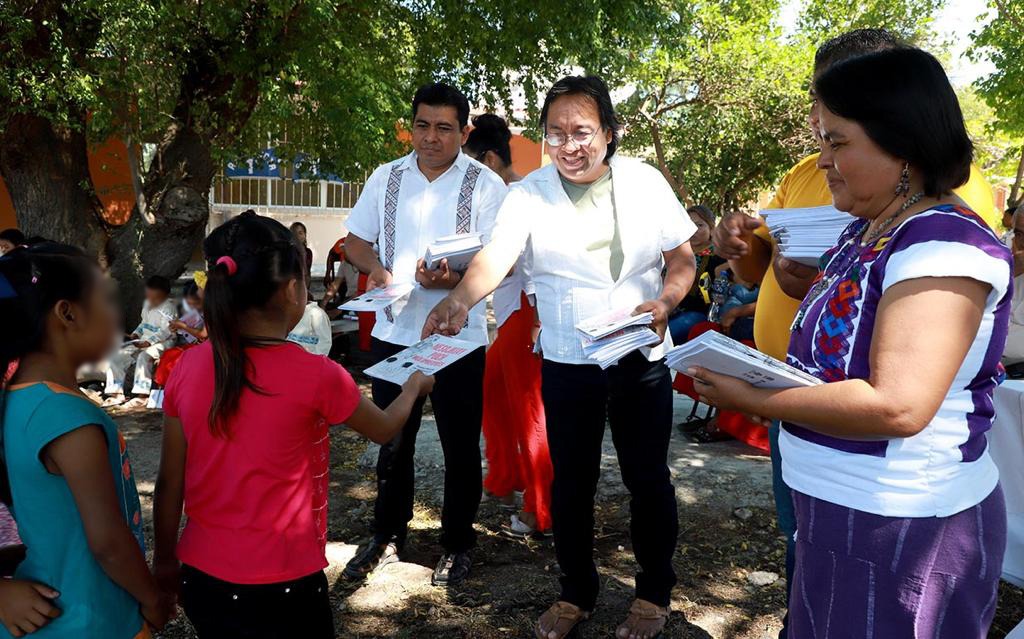 Entrega Seculta libro en ombeayiüts, realizado por niñas y niños de San Mateo del Mar