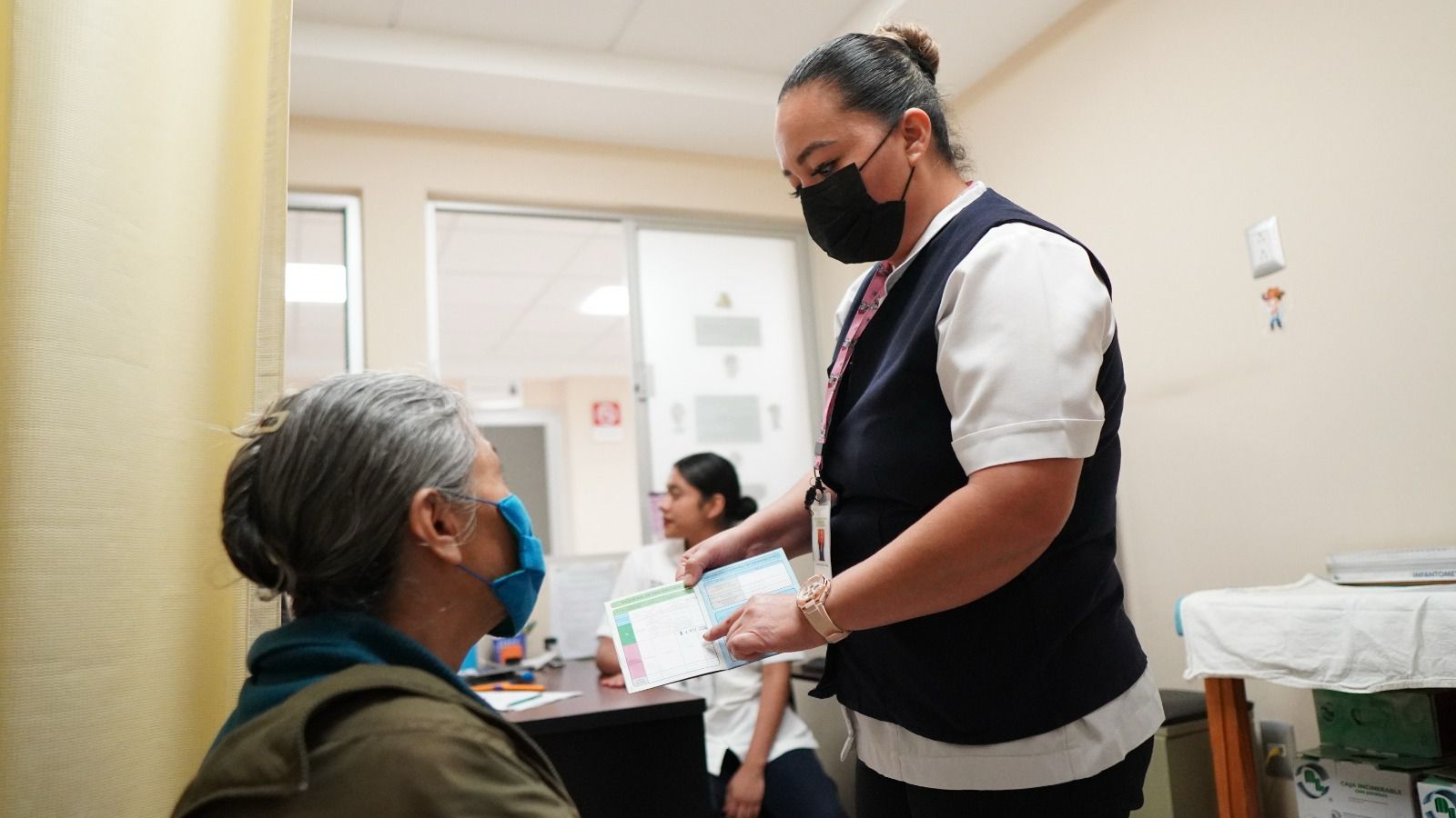 Llama SSO a vacunarse simultáneamente contra enfermedades respiratorias virales