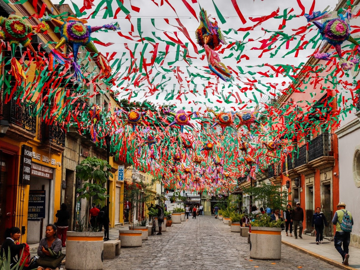 Miles de luces ambientan el Zócalo y calles aledañas de la capital oaxaqueña
