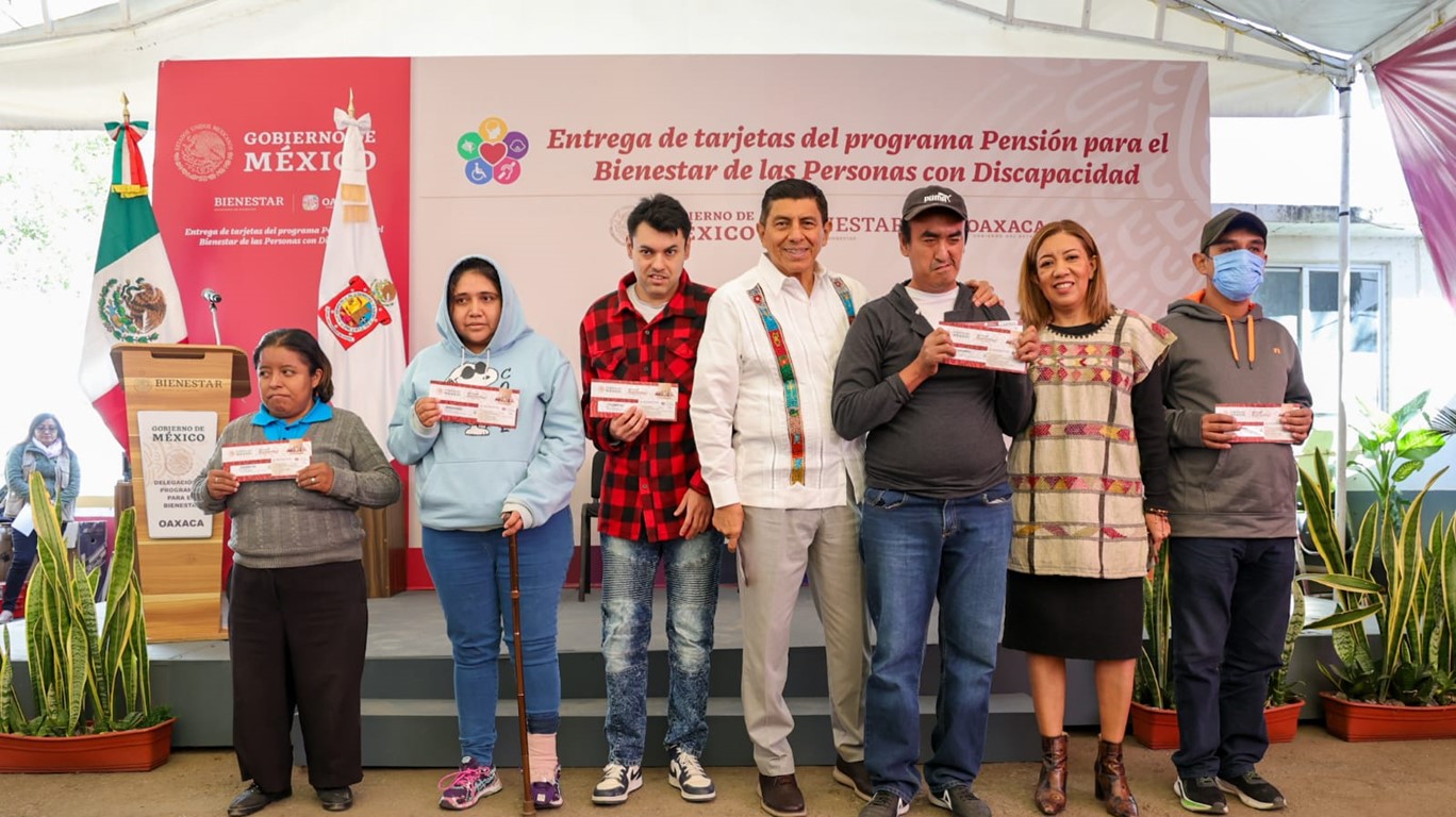 Entrega Salomón Jara primeras tarjetas de pensión para personas con discapacidad de 0 a 64 años