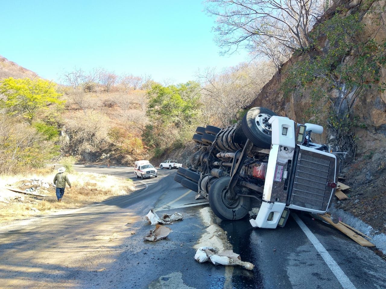 Activa Protección Civil protocolo de seguridad tras accidente en la carretera federal 190 Oaxaca-Tehuantepec