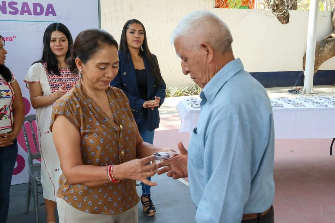 Fortalece DIF Oaxaca acciones para garantizar vida digna para personas adultas mayores