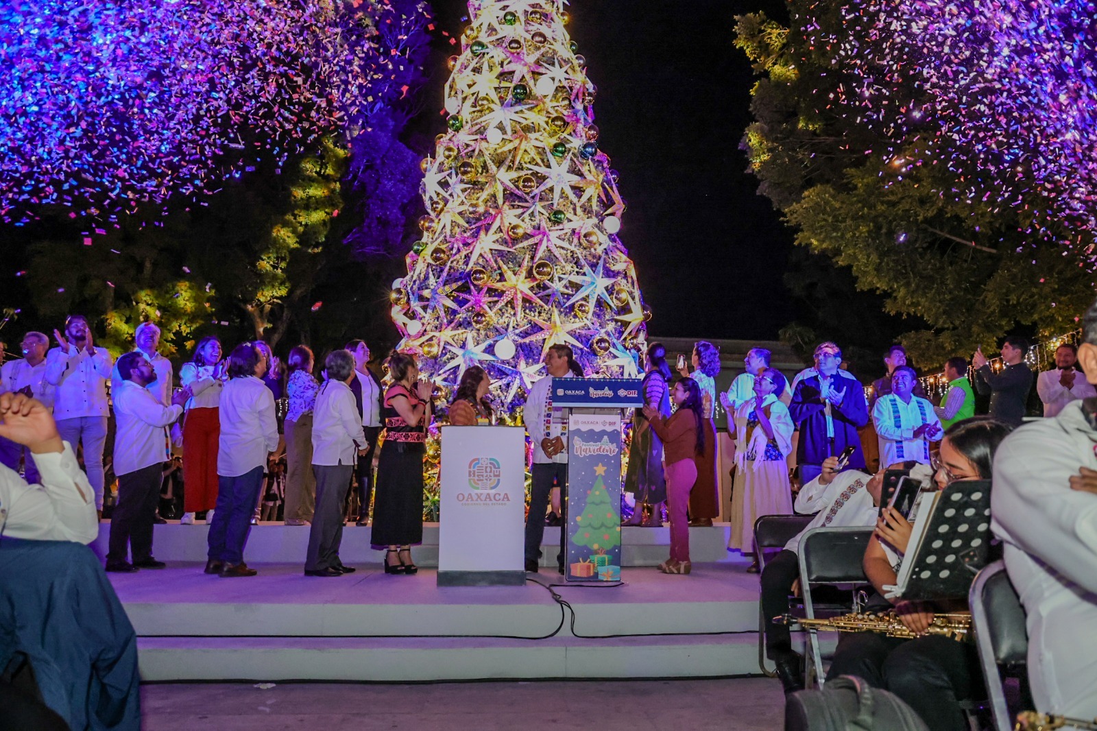 Con encendido de árbol de navidad comienzan las fiestas decembrinas en Oaxaca