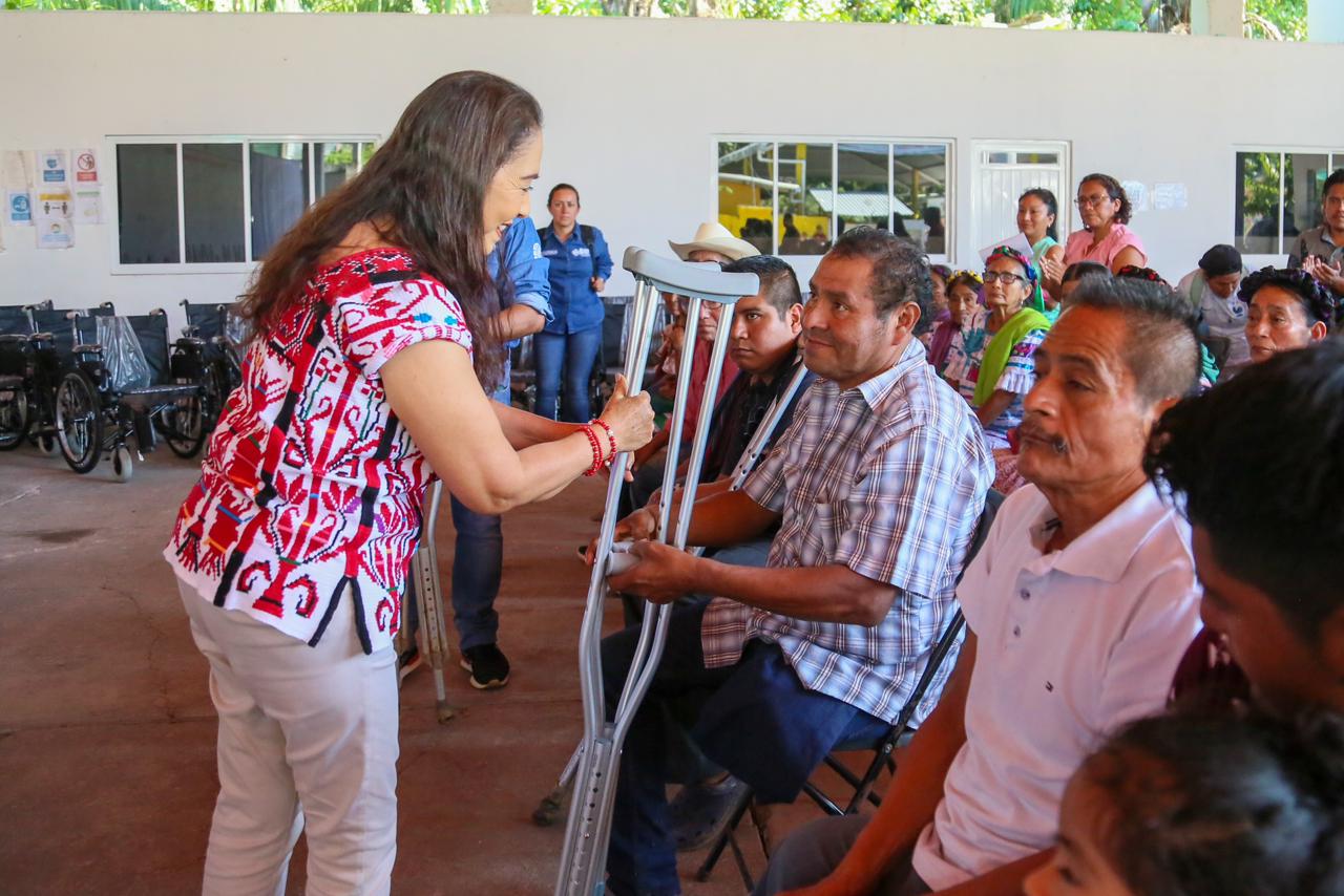 Reciben más aparatos funcionales y de movilidad habitantes de la Cuenca del Papaloapan