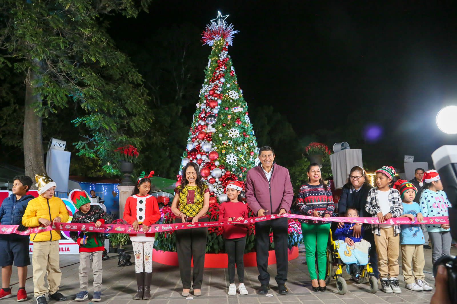 Abren al público la pista de hielo y el Pueblo Mágico Oaxaqueño