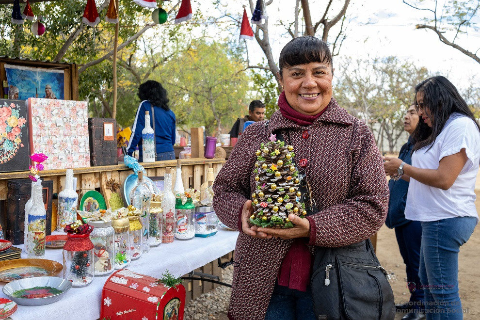 Personas adultas mayores concluyen Taller Navideño de manualidades