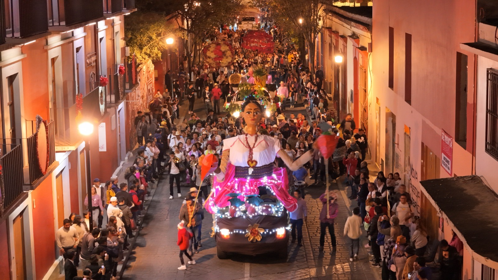 Celebra Gobierno de Oaxaca Primer Desfile de Noche de Rábanos 