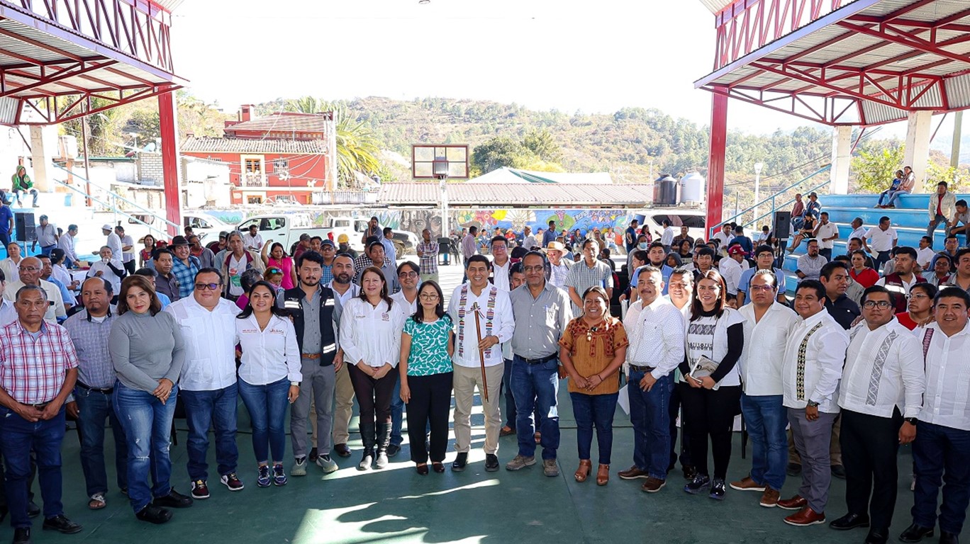 Con obras e infraestructura educativa atiende Gobierno de Oaxaca deuda histórica con Guelatao de Juárez