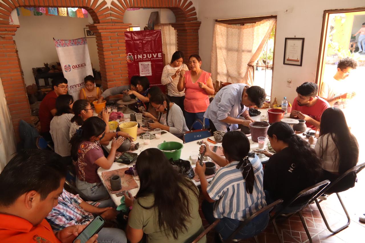 Imparten taller de barro para jóvenes en Santa María Atzompa