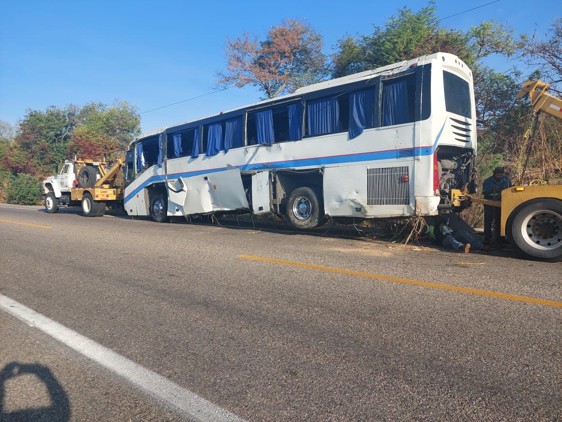 Protección Civil interviene ante volcadura de autobús con personas migrantes en la región del Istmo