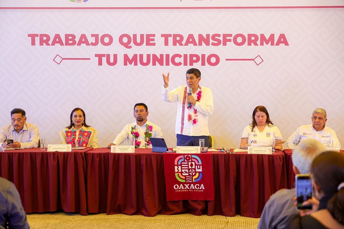 Con caminos, salud y vivienda, cumple Salomón Jara a San Jerónimo Sosola