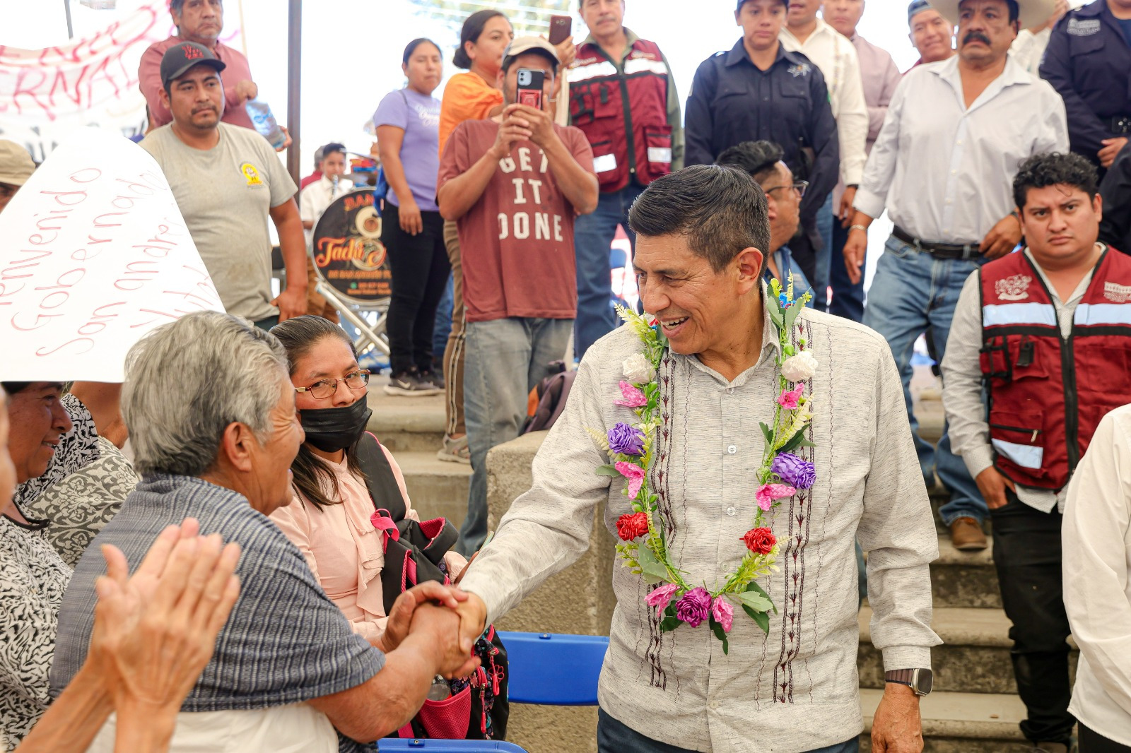 Entrega Gobierno de Oaxaca apoyos para construir un destino de bienestar y desarrollo en Tezoatlán de Segura y Luna