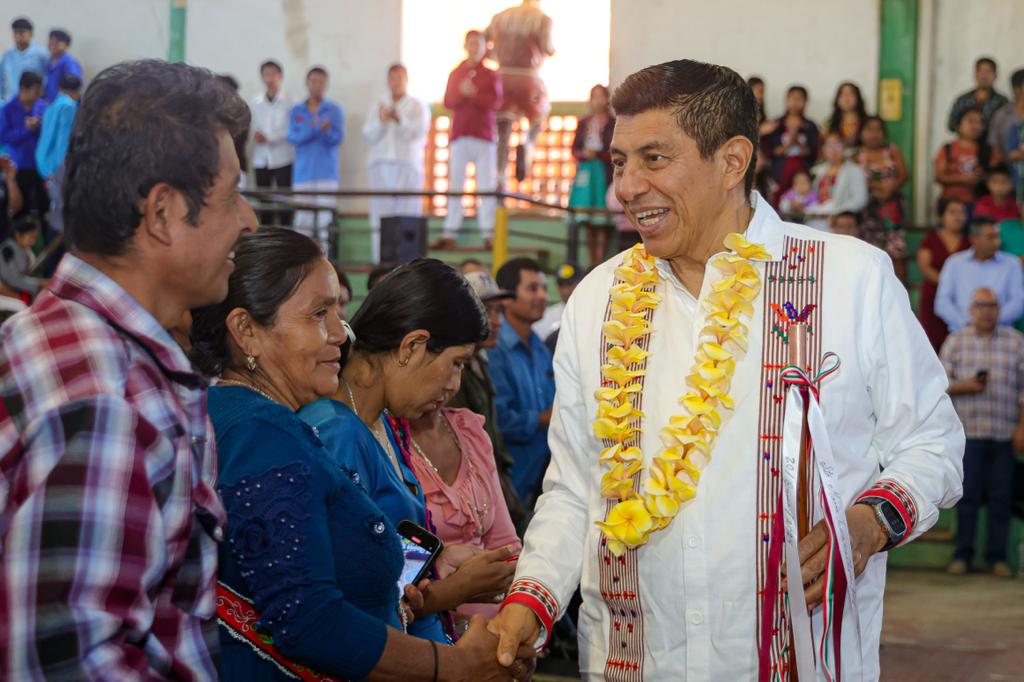 Cumple Salomón Jara con su compromiso de ser un Gobierno de territorio, recorre zona chatina de Oaxaca