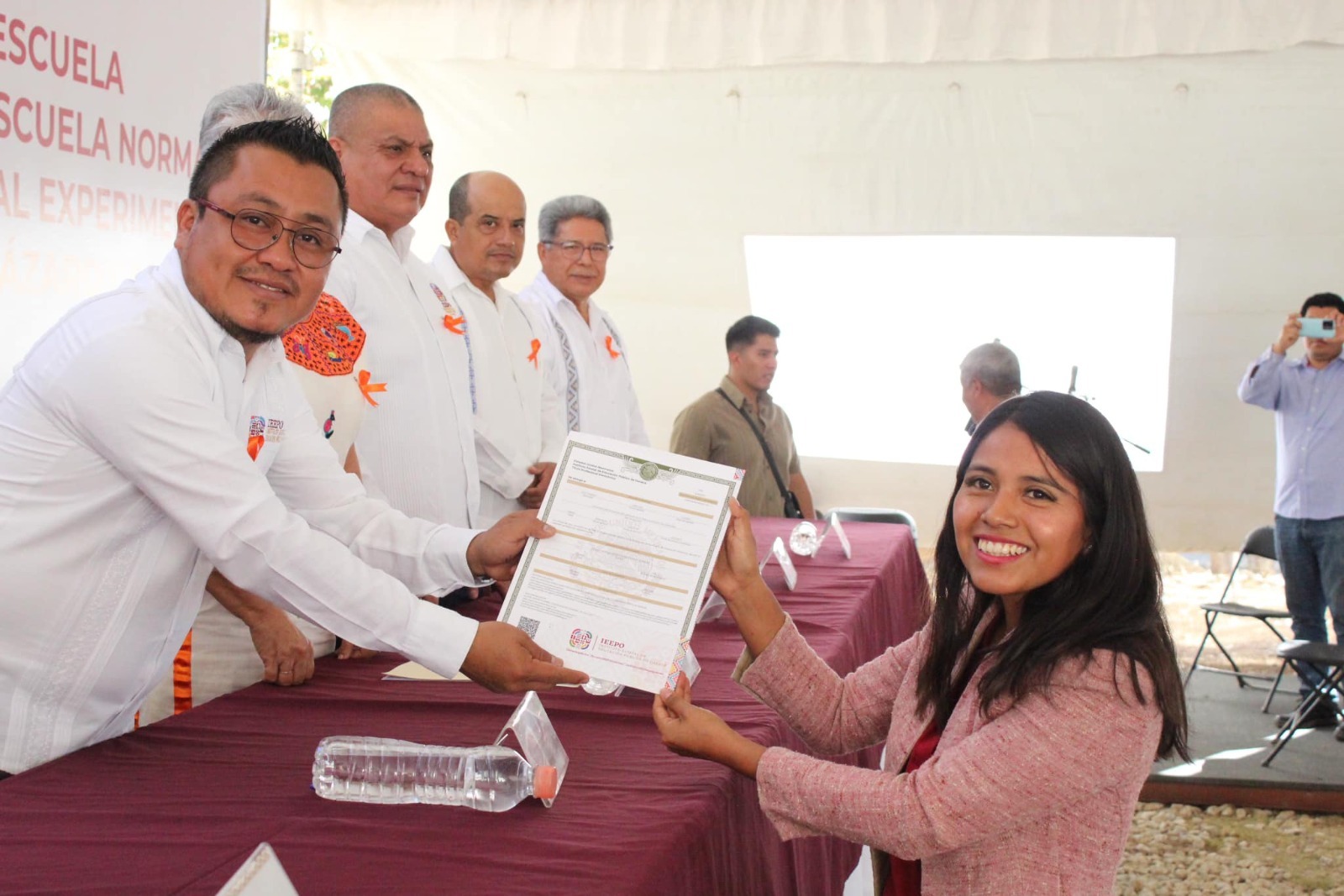 Realiza IEEPO primera entrega de 2024 de títulos profesionales a egresados de Escuelas Normales de Oaxaca