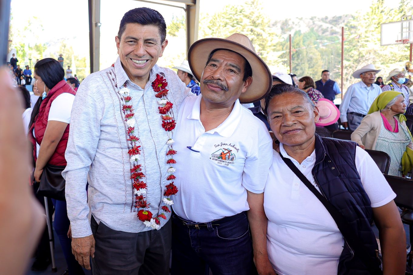 Mejores caminos y apoyo para la producción llegan a San Juan Achiutla