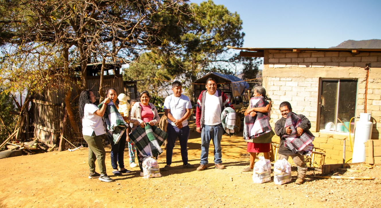 Entrega DIF Oaxaca víveres en Tierra Colorada, Ixtepeji