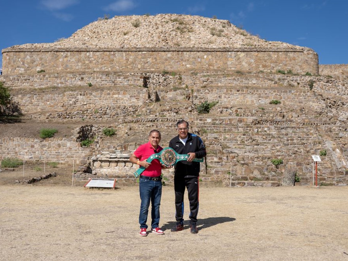 Excampeones mundiales del boxeo invitan a pelea Campeones de la Guelaguetza