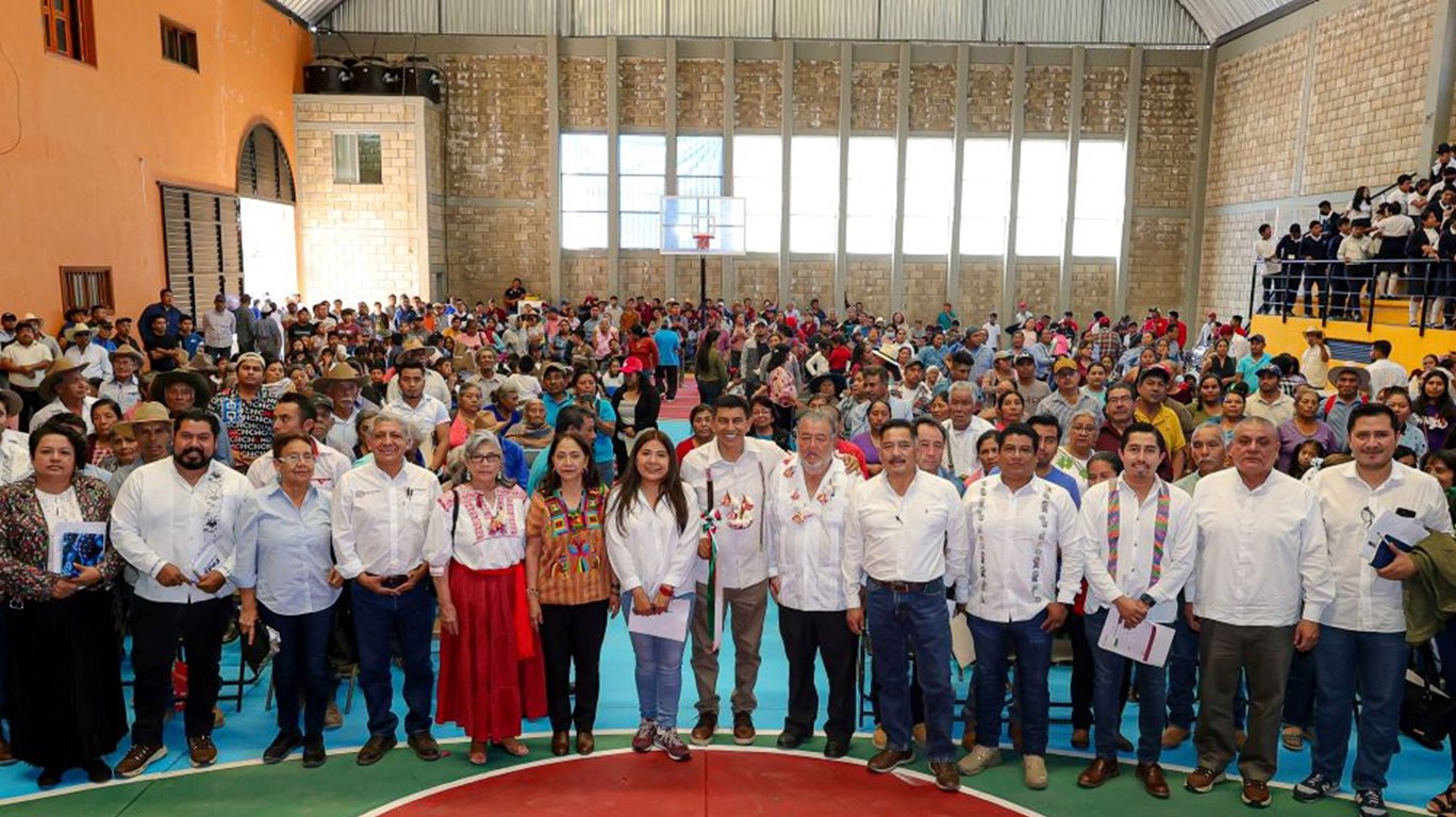 Lleva Gobierno de Oaxaca desarrollo a familias de San Pedro Teozacoalco