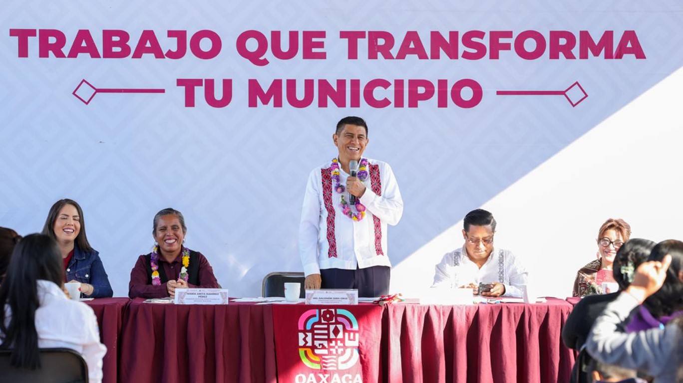 Atiende Gobierno de Oaxaca caminos, mejoramiento de viviendas y educación de San Felipe Tejalápam