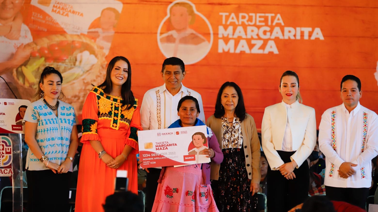 Encabeza Gobernador Salomón Jara Cruz entrega de Tarjeta Margarita Maza a jefas de familia de las ocho regiones