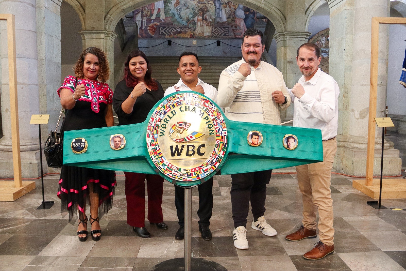 Exponen en Palacio de Gobierno piezas representativas de la historia del boxeo