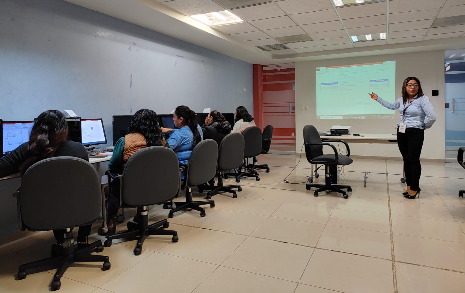 Refuerza Secretaría de Administración conocimientos del funcionariado público en herramientas tecnológicas