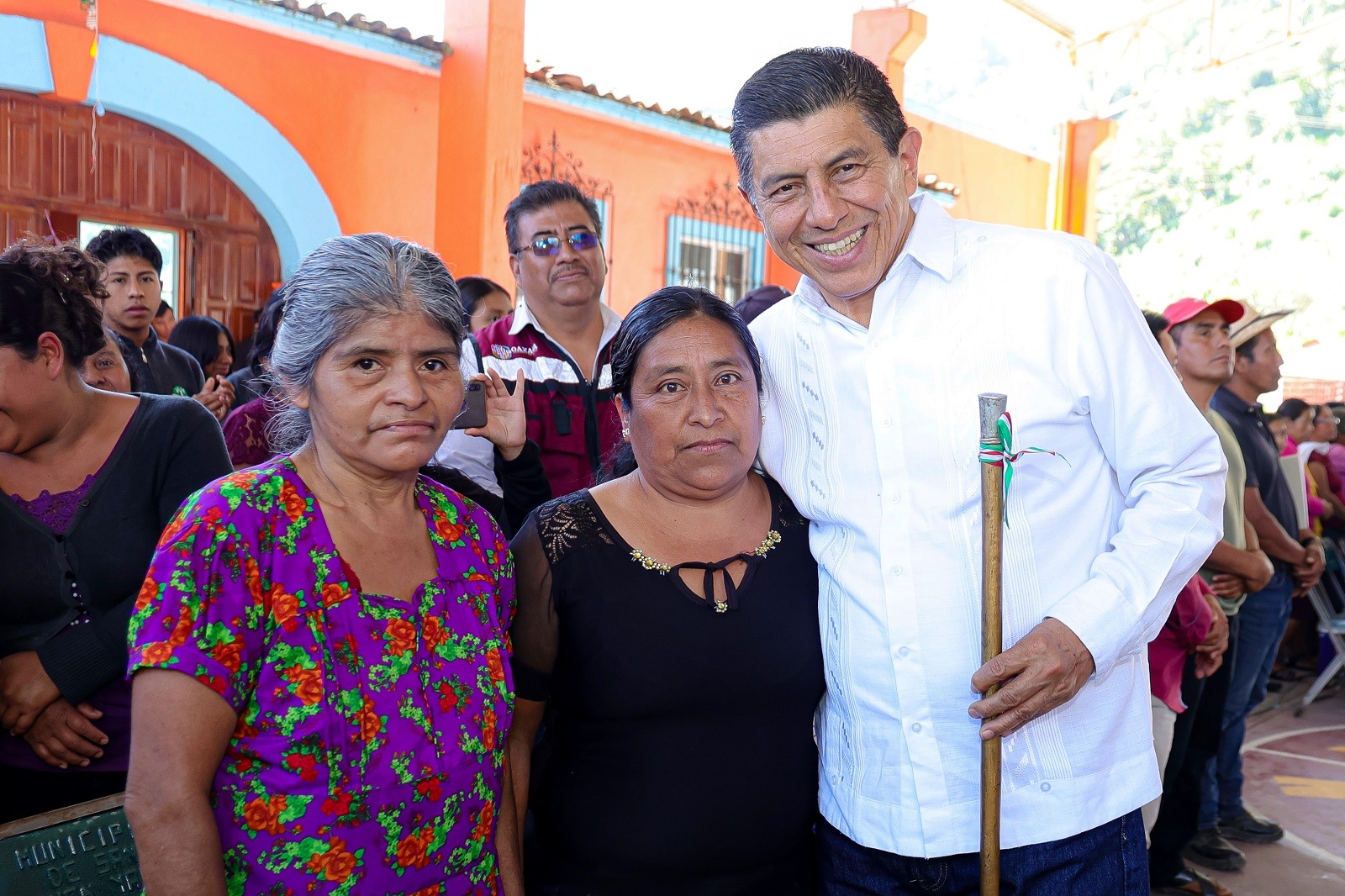 Benefician a San Juan Yaeé con acciones en materia de salud y caminos