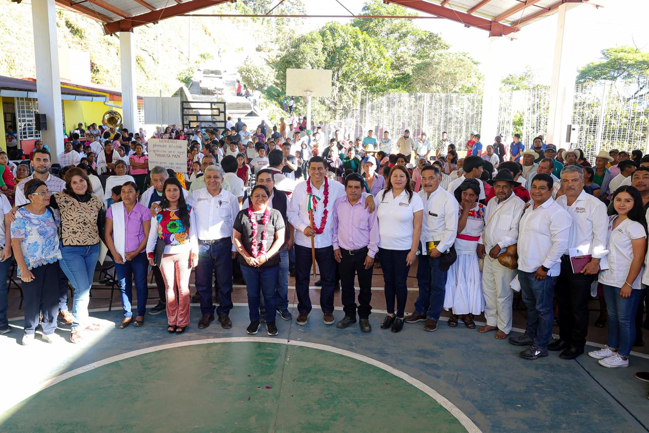 Llegan a San Miguel Yotao mejoras en educación, vivienda y caminos
