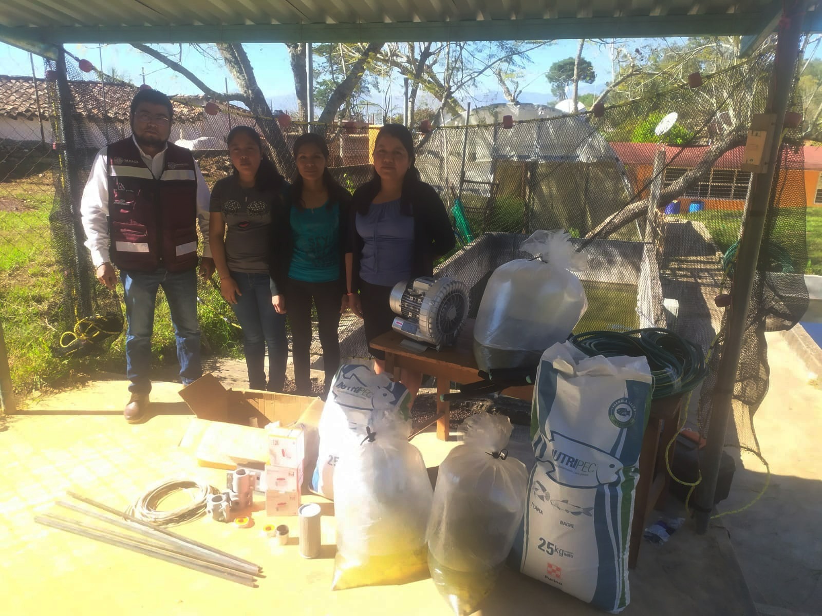 Entrega Sefader tilapias, alimentos y equipos a telesecundaria de San Melchor Betaza