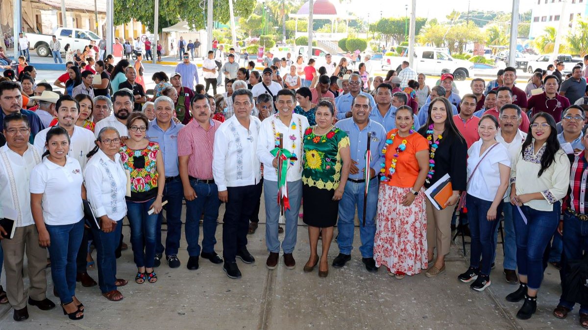 Trabajan en unidad Gobierno del Estado y Nejapa de Madero para sacar del rezago a la población