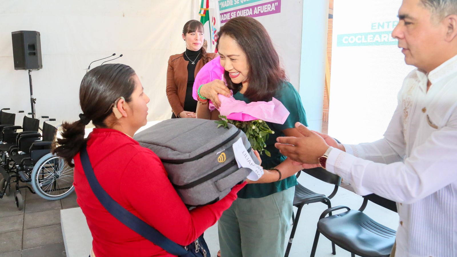 DIF Oaxaca y Beneficencia Pública entregan aparatos funcionales, de movilidad e implantes cocleares