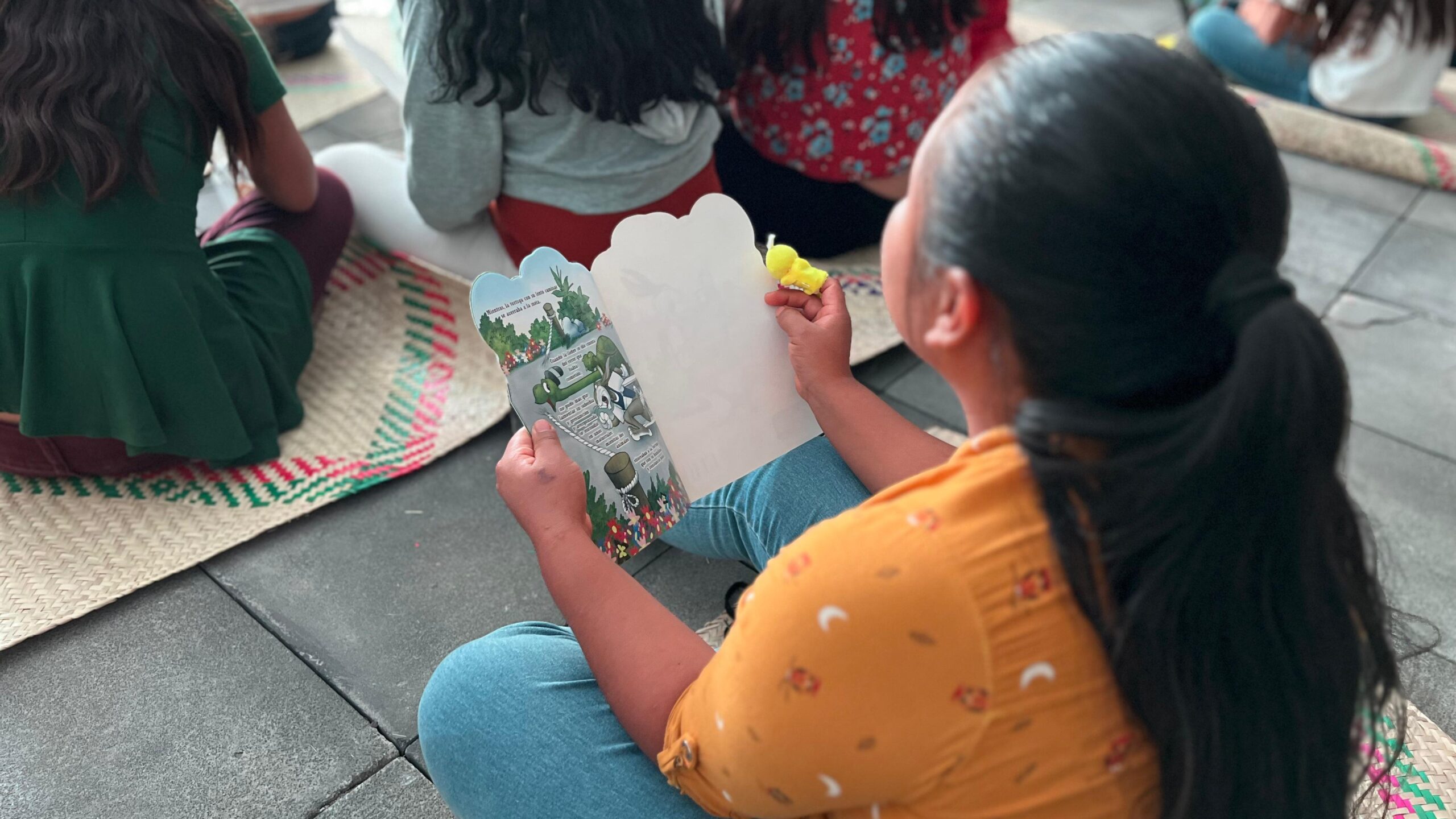 Alegría y aprendizaje reciben niñas, niños y adolescentes con la lectura La liebre y la tortuga