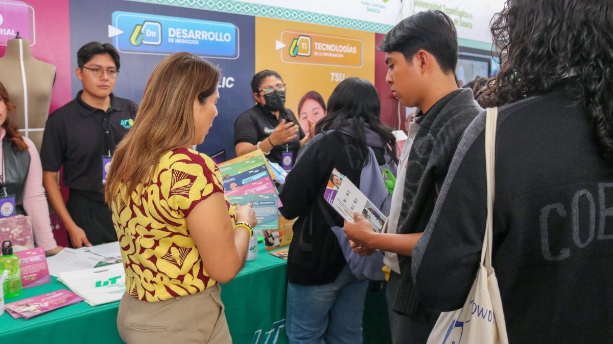 Oferta educativa de la UTVCO atrae a estudiantes de nivel medio superior en Exporienta 2024