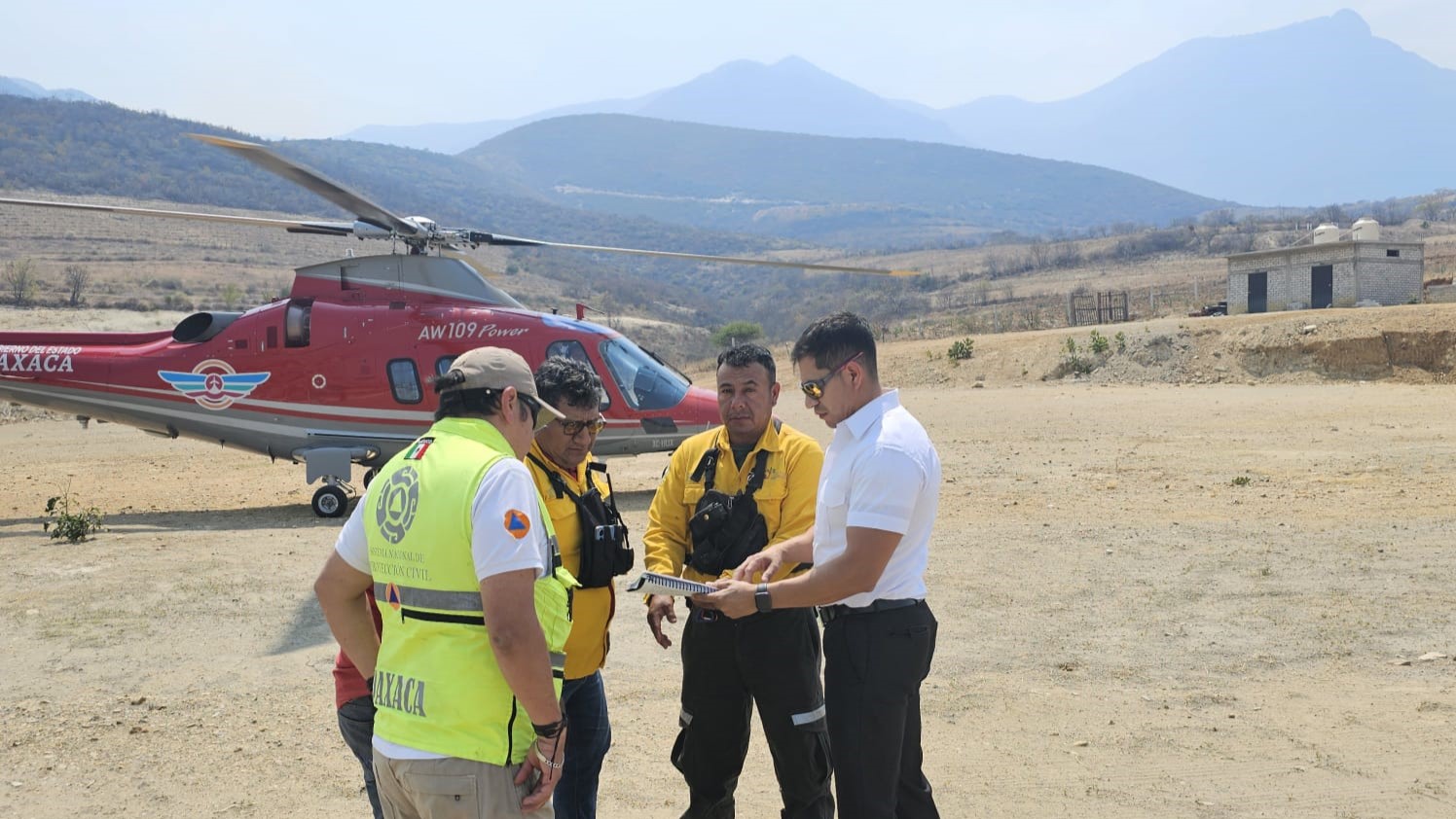 Con acciones aéreas combaten incendio en San Lucas Quiaviní