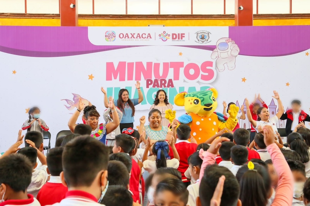 Niñas y niños de Tlalixtac disfrutan del cuento “El monstruo de colores”