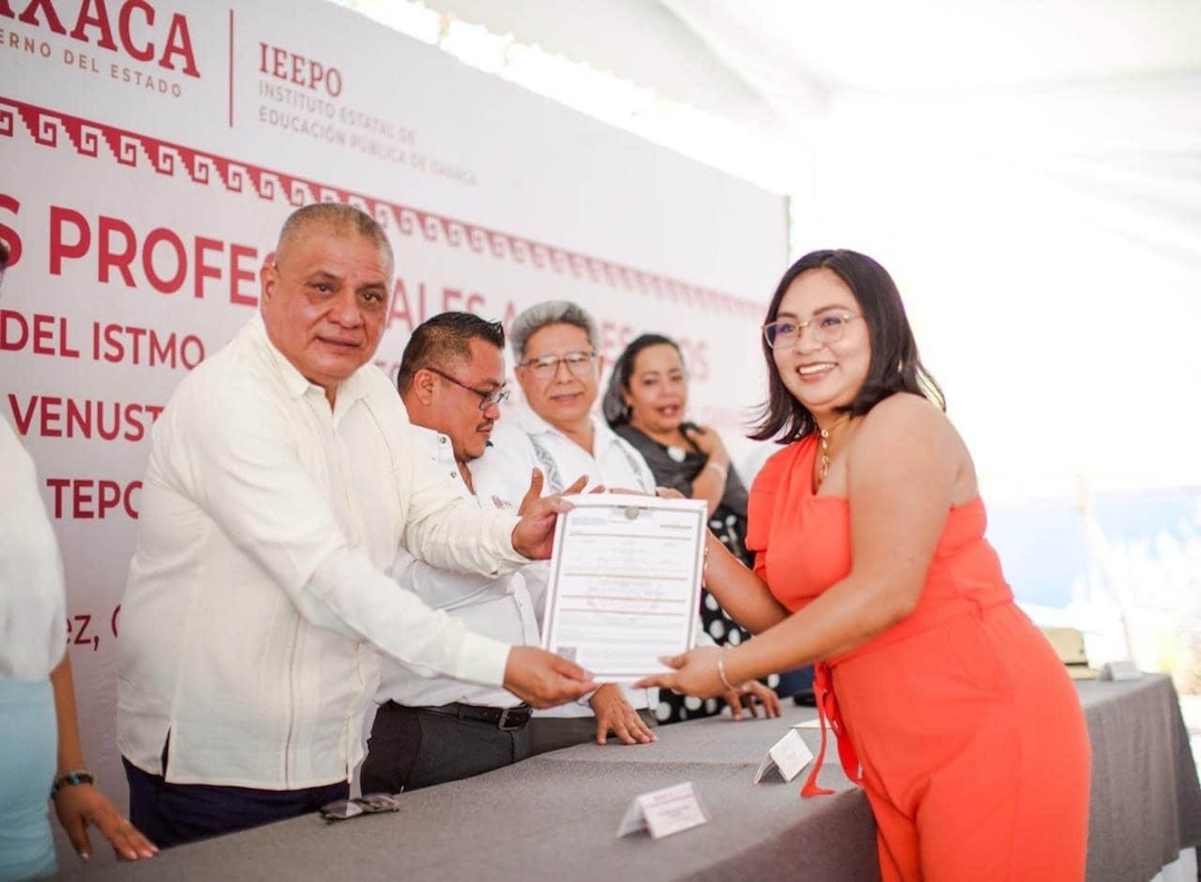 Reciben títulos profesionales 311 egresadas y egresados de Escuelas Normales de Oaxaca