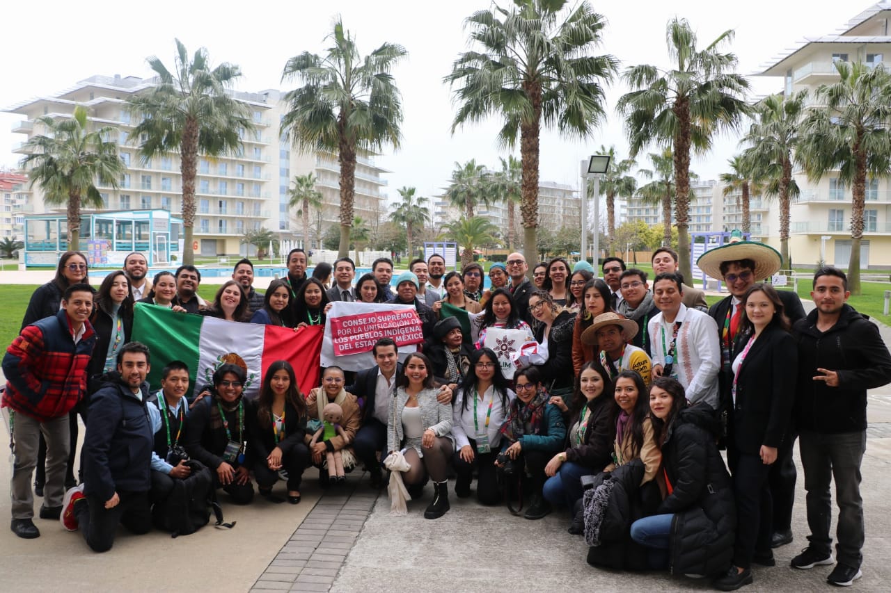 Joven oaxaqueño comparte la riqueza artesanal de su comunidad en Festival Mundial de la Juventud en Rusia