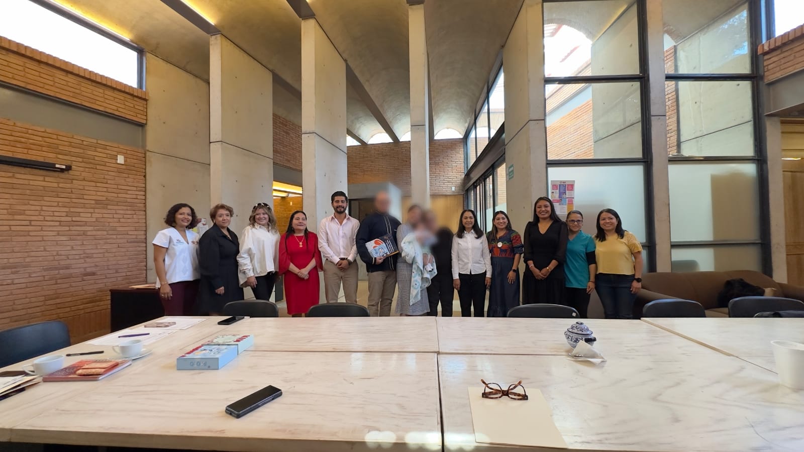 Cinco niñas y niños comienzan una vida junto a su familia