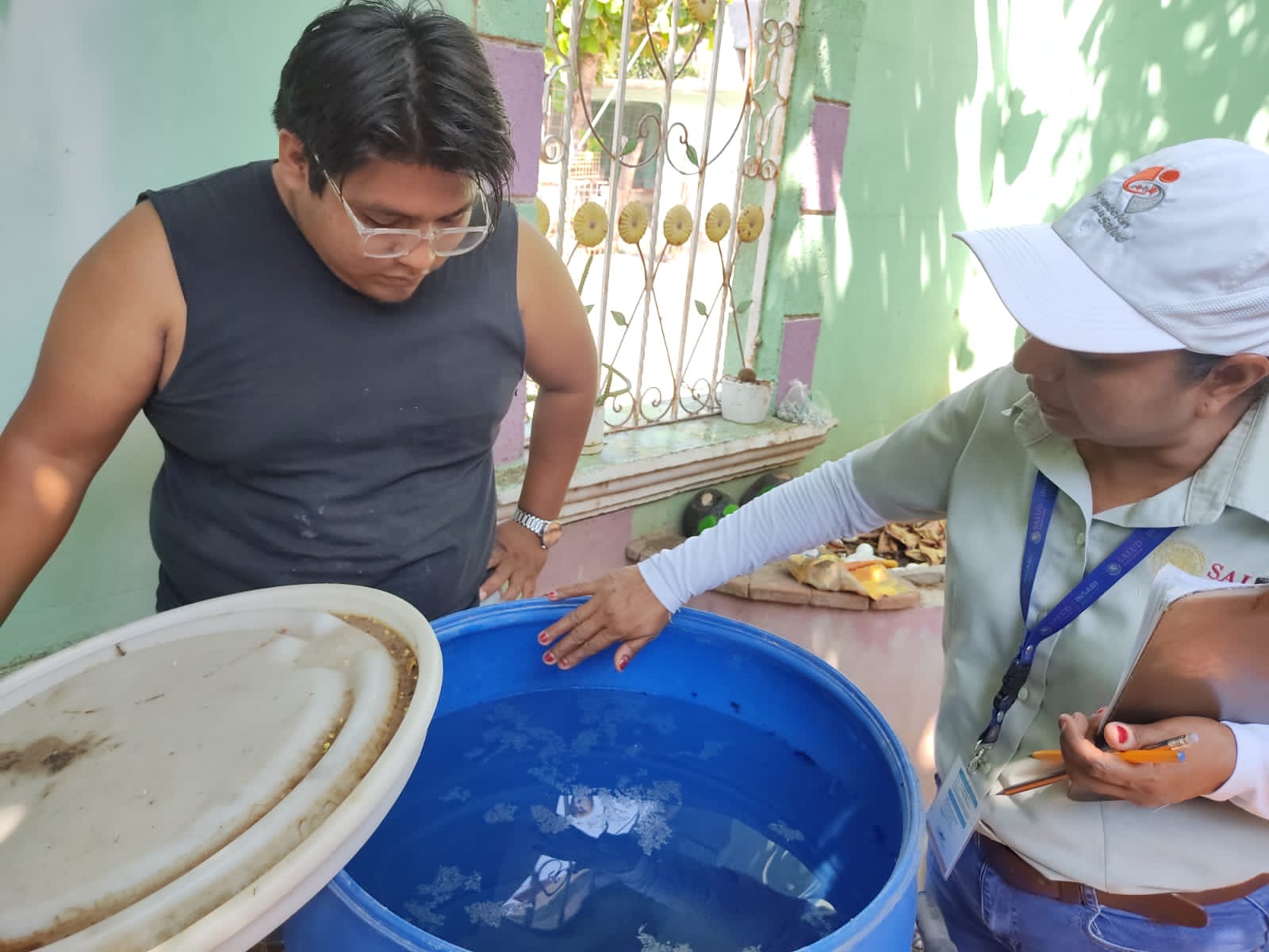 Tapar los depósitos de agua, fundamental para evitar el dengue