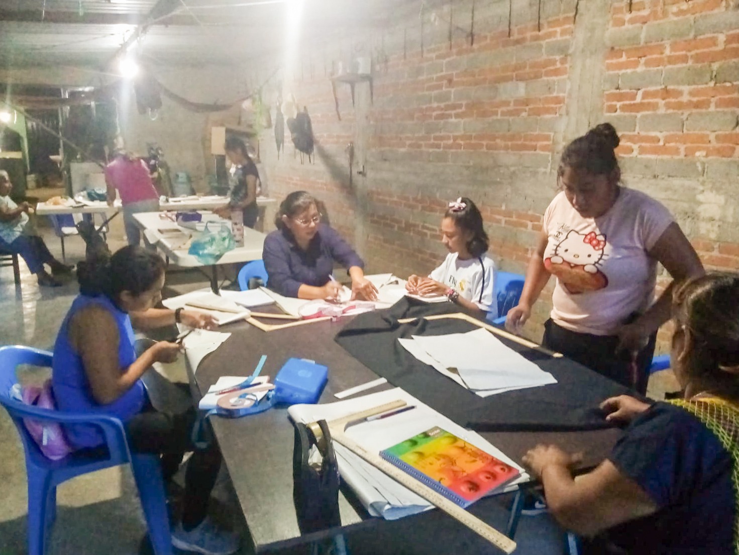 Artesanas de San Antonino Castillo Velasco preservan bordados que guardan historia