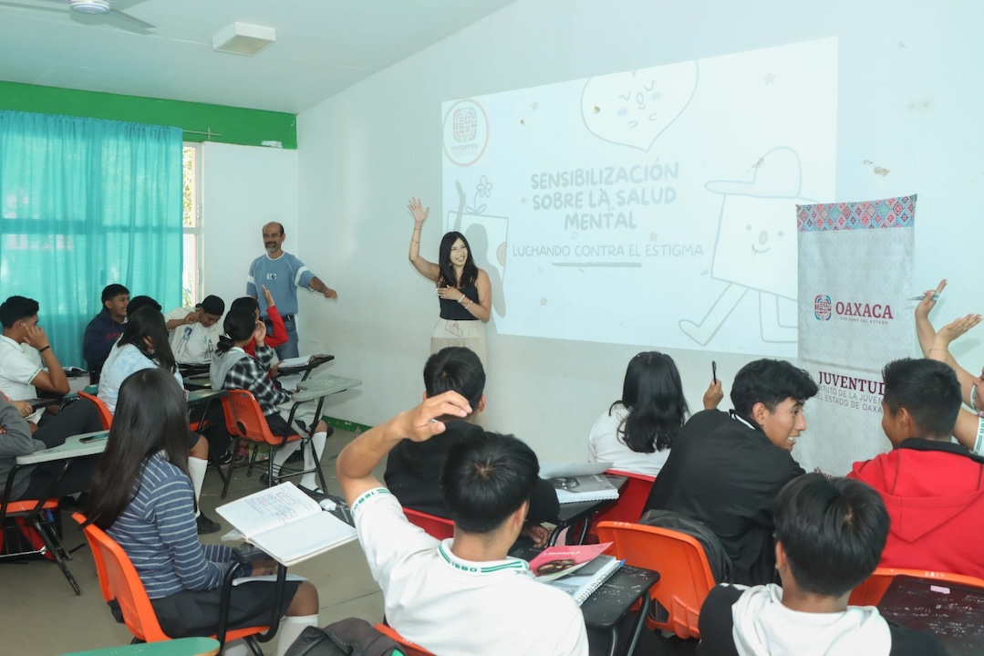 Participan bachilleres en pláticas de educación emocional y asertiva