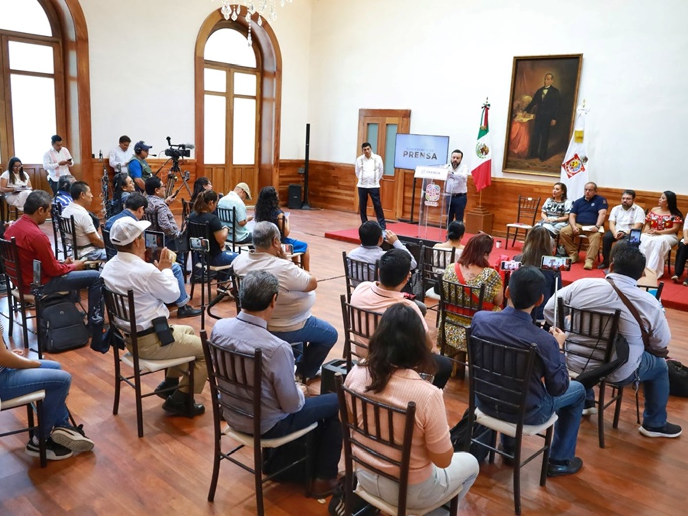 Gobierno solventará necesidades educativas de Oaxaca