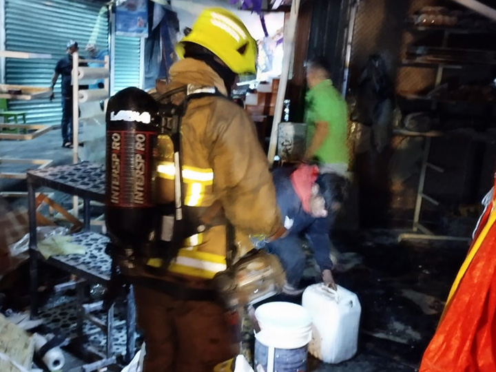 Sofocan bomberos incendio en el Mercado de Abasto