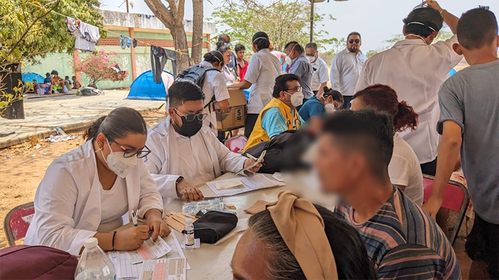 Brindan asistencia médica a caravana migrante en Tehuantepec