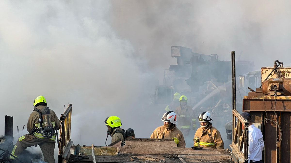 Trabajan bomberos para sofocar incendio en Candiani