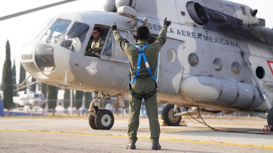 Helicópteros de Sedena y Marina combaten incendios forestales en Oaxaca