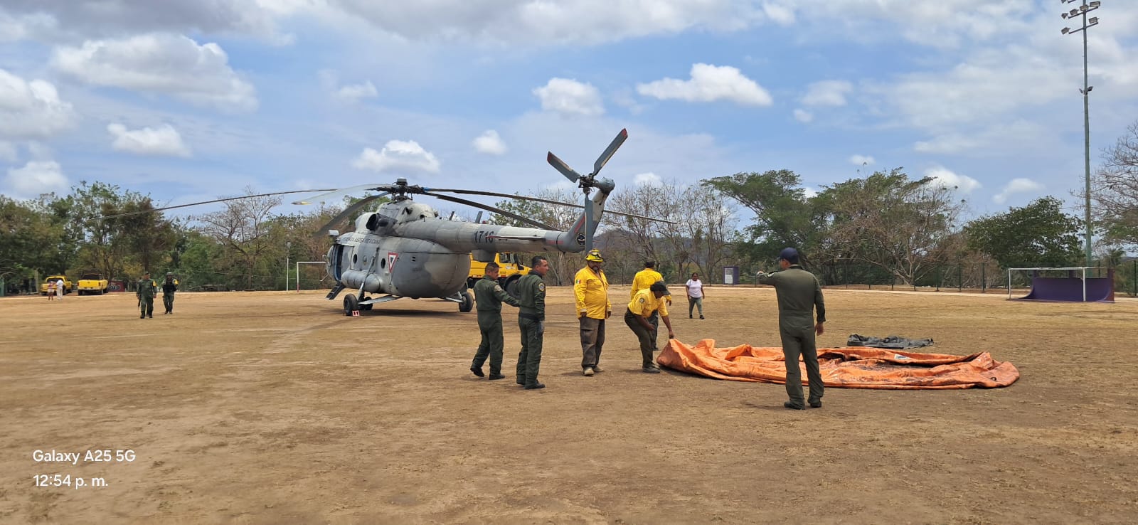 Arriba helicóptero de Sedena a Santa María Huatulco para combate de incendios forestales